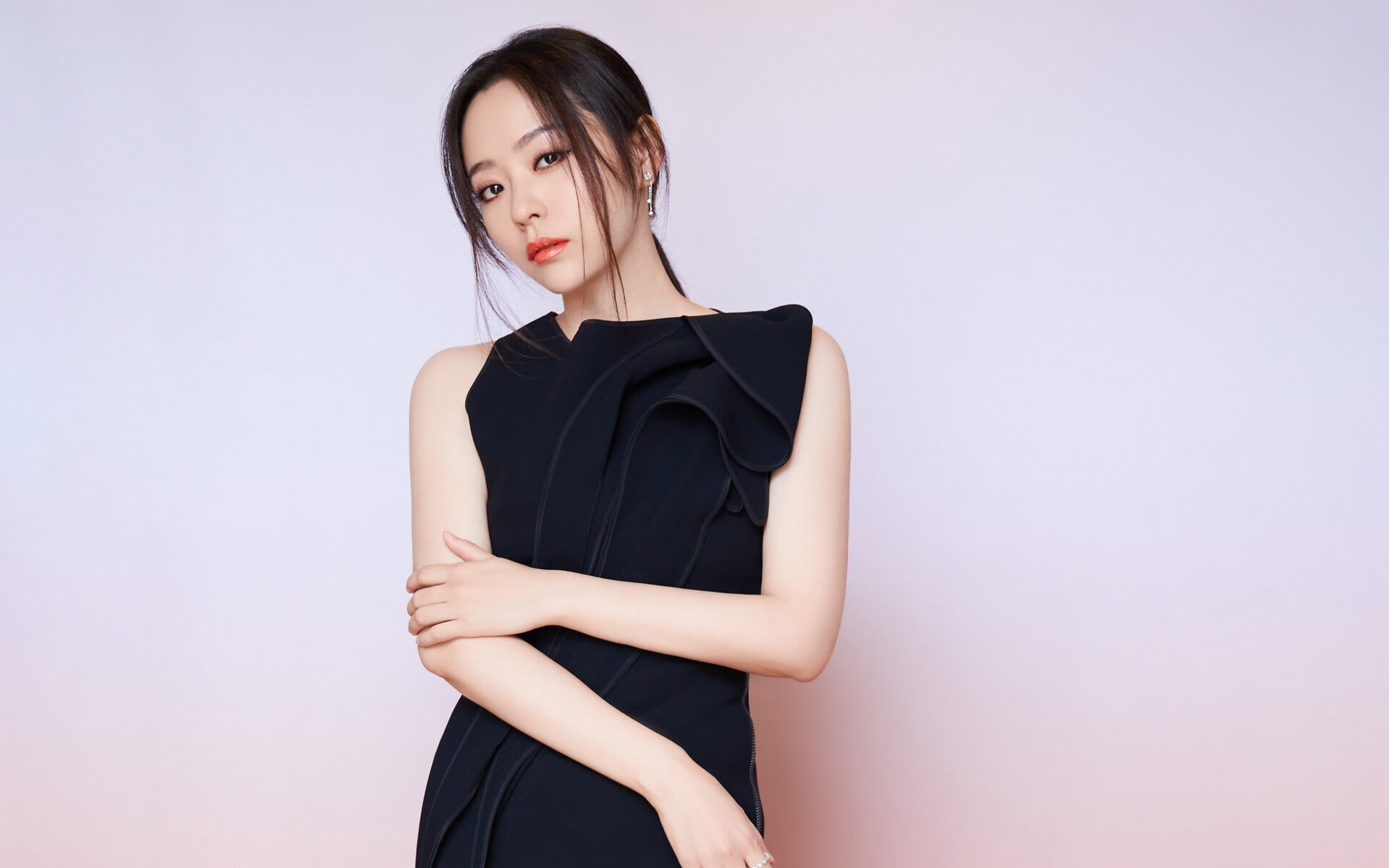 球迷狂欢：现场氛围火爆，激烈赛事不断，球迷狂欢节