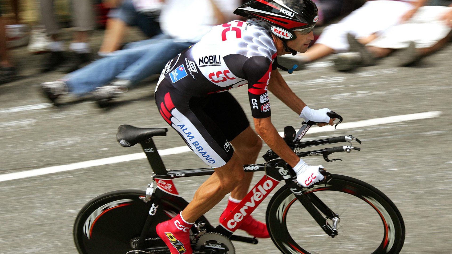 _跨界合作：时尚品牌助阵赛事风格升级_，时尚跨界联名